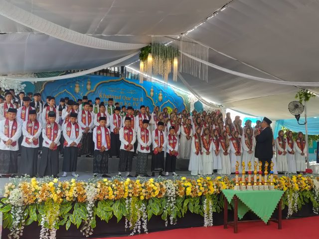 CAHAYA AL-QUR’AN DI BUMI PACIRAN WISUDA KHATMIL QUR’AN DAN IMTIHAN IV METODE UMMI YAYASAN AL AMIN TUNGGUL PACIRAN