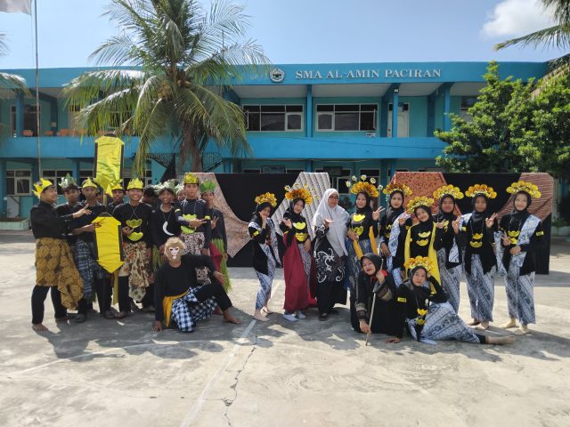 “ AKSI MEMUKAU DRAMA ‘LUTUNG KASARUNG’ OLEH SISWA XI F2 SMA AL AMIN”